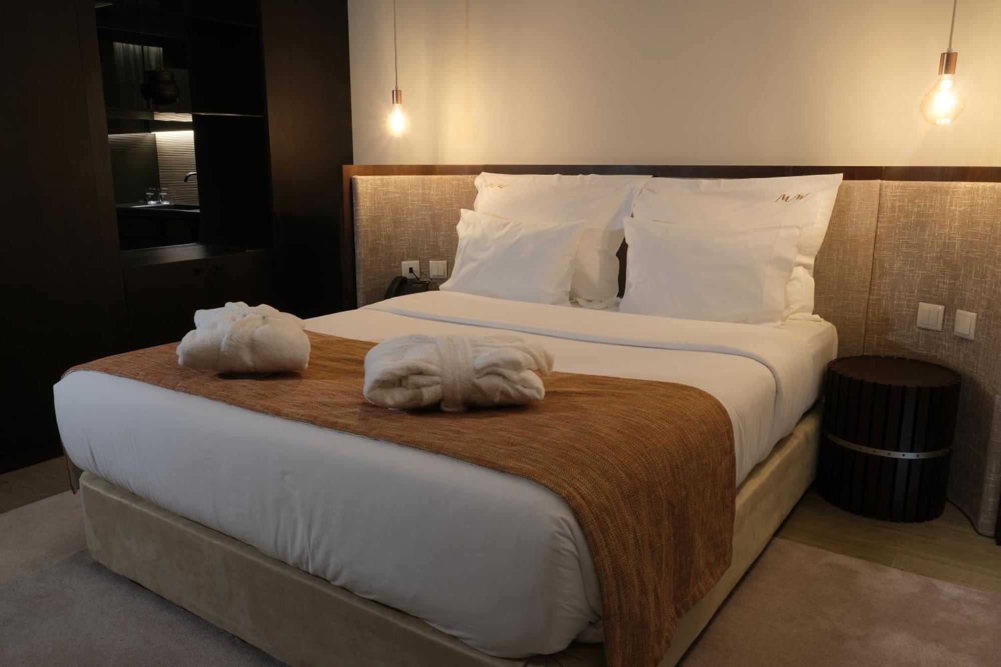 Mw Douro Wine & Spa Санта-Марта-ди-Пенагиан Экстерьер фото A bed in a hotel room